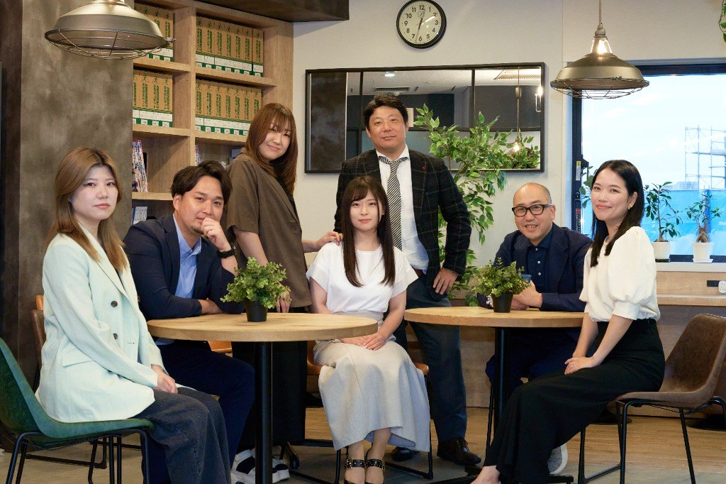エンジン!!のキャリアエージェントチーム7名の集合写真